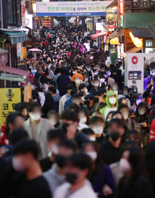 핼러윈 데이인 31일 서울 용산구 이태원 거리에 시민들이 오가고 있다. 연합뉴스